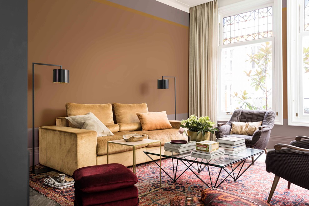 コンテンポラリースタイルのおしゃれなリビング (マルチカラーの壁、濃色無垢フローリング、茶色い床) の写真
