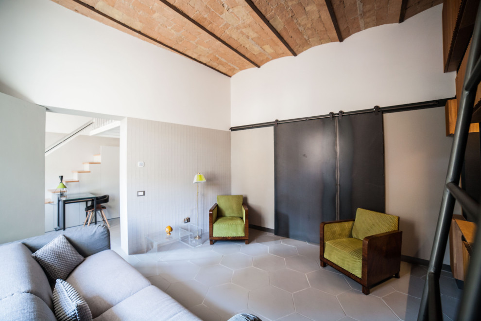 Стильный дизайн: изолированная гостиная комната среднего размера в стиле модернизм с с книжными шкафами и полками, серыми стенами, полом из керамогранита и серым полом - последний тренд
