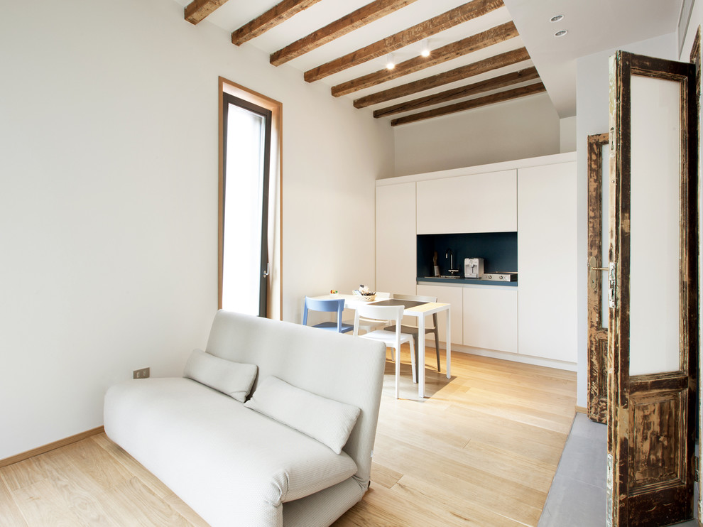 Ispirazione per un soggiorno contemporaneo di medie dimensioni e aperto con pareti bianche e parquet chiaro