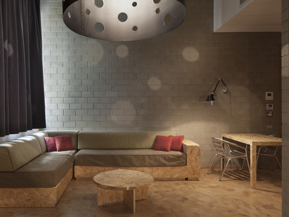 Mittelgroßes Modernes Wohnzimmer mit weißer Wandfarbe und hellem Holzboden in Mailand