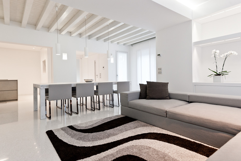 Idee per un soggiorno minimal aperto e di medie dimensioni con pareti bianche e pavimento bianco