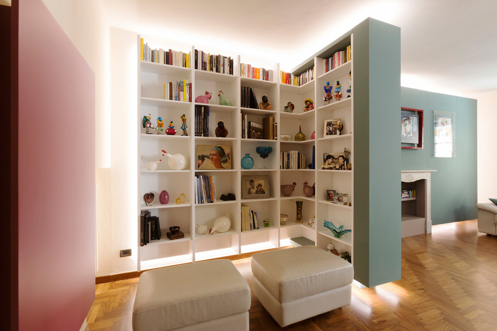 Idées déco pour une salle de séjour contemporaine avec une bibliothèque ou un coin lecture, un sol en bois brun et un mur multicolore.