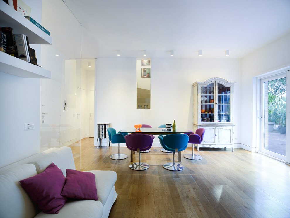 Diseño de salón abierto actual extra grande con paredes blancas y suelo de madera en tonos medios