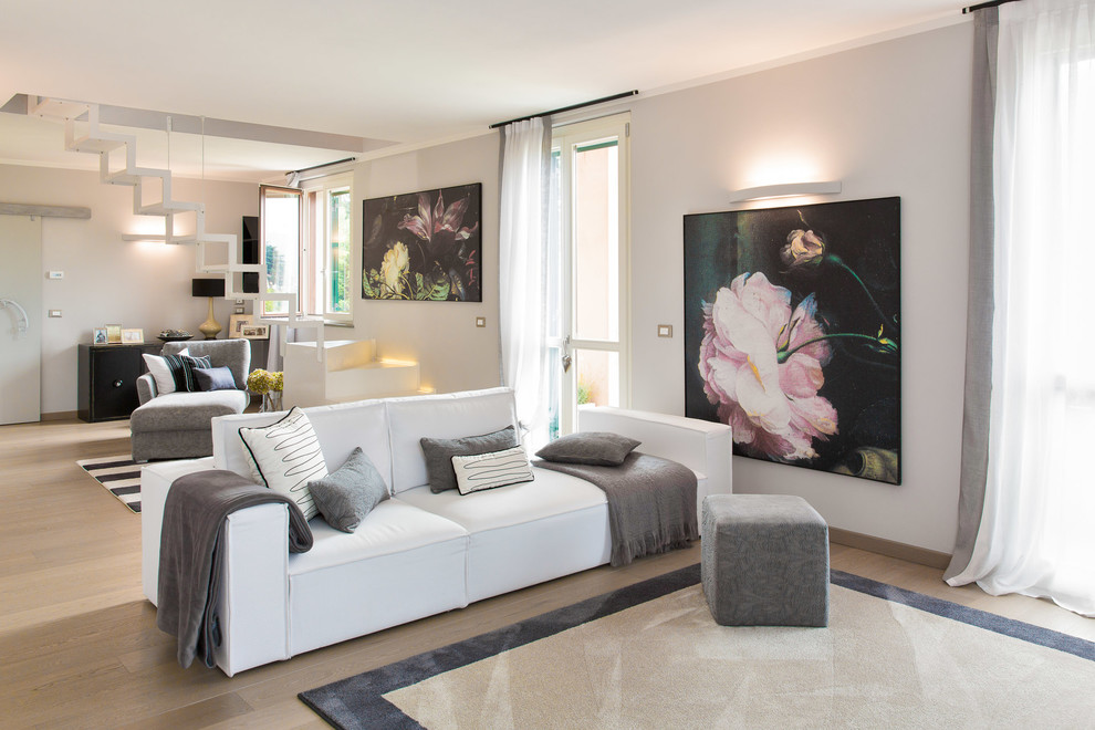 Ispirazione per un grande soggiorno contemporaneo con pareti bianche e parquet chiaro