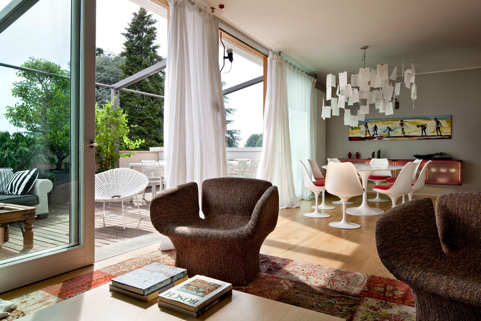 Пример оригинального дизайна: большая открытая гостиная комната в современном стиле с серыми стенами и паркетным полом среднего тона