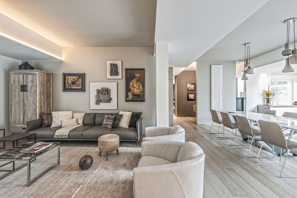 Repräsentatives, Offenes Modernes Wohnzimmer mit weißer Wandfarbe und hellem Holzboden in Mailand