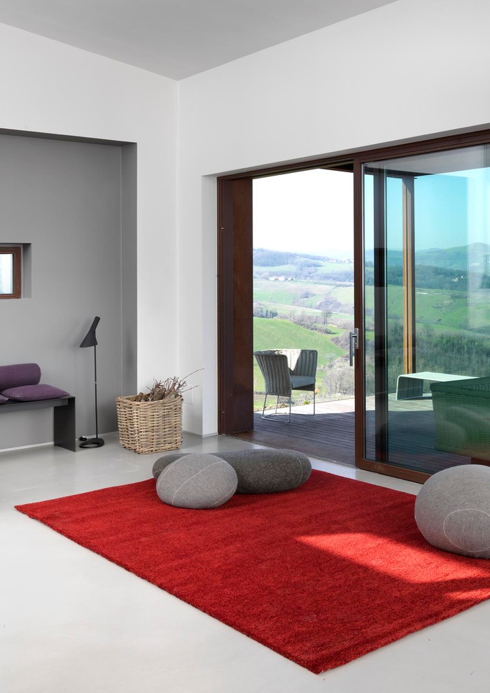 Пример оригинального дизайна: гостиная комната в современном стиле с серыми стенами и полом из керамогранита без телевизора