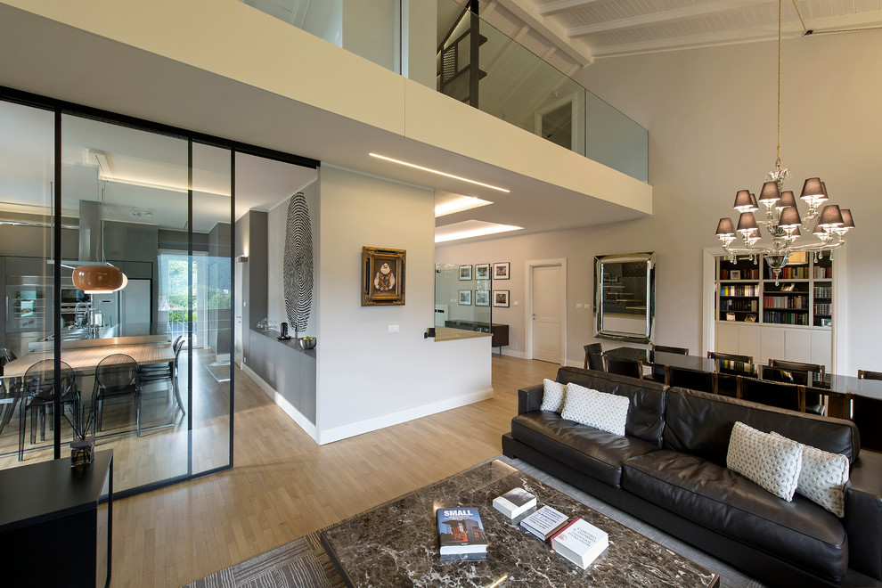 Idee per un ampio soggiorno contemporaneo aperto con pavimento in legno massello medio, parete attrezzata, sala formale e pareti bianche