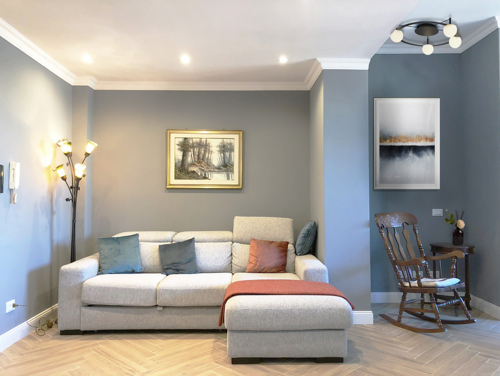 Foto de salón abierto contemporáneo con paredes grises, suelo de baldosas de porcelana y suelo beige