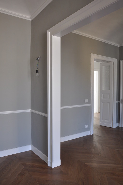 На фото: открытая гостиная комната среднего размера в стиле модернизм с серыми стенами и паркетным полом среднего тона