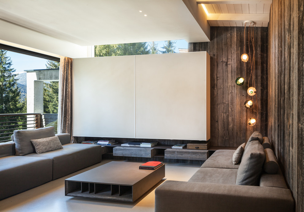 Cette image montre un salon design ouvert avec un mur multicolore, un téléviseur dissimulé et un sol gris.