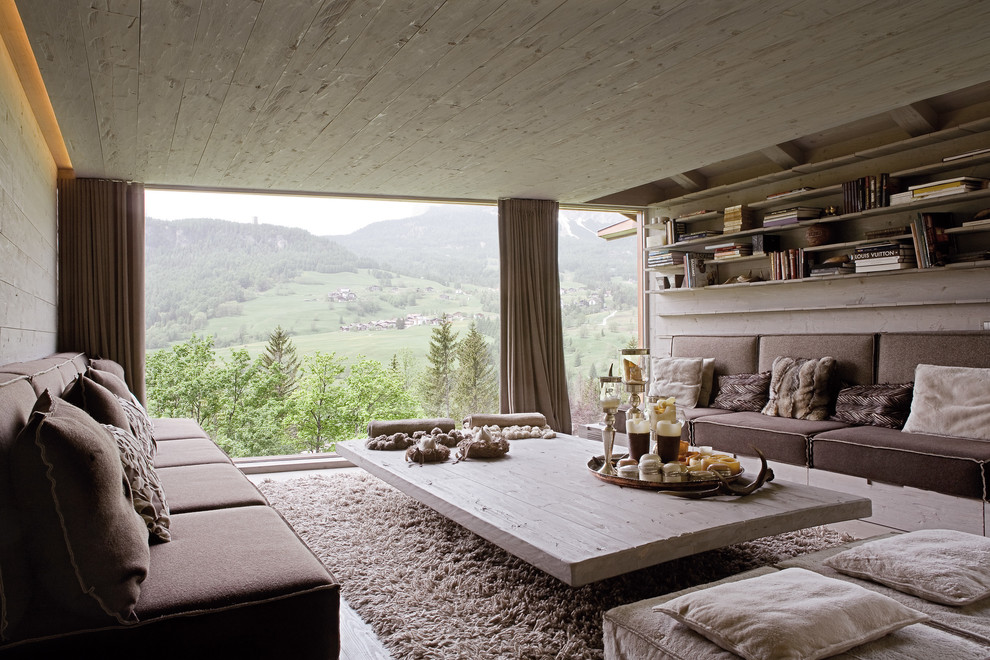 Aménagement d'une salle de séjour montagne avec un mur gris.