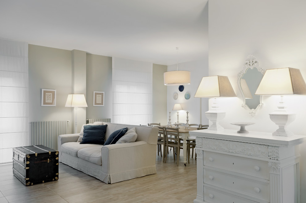 Пример оригинального дизайна: открытая гостиная комната в стиле неоклассика (современная классика) с бежевыми стенами и светлым паркетным полом
