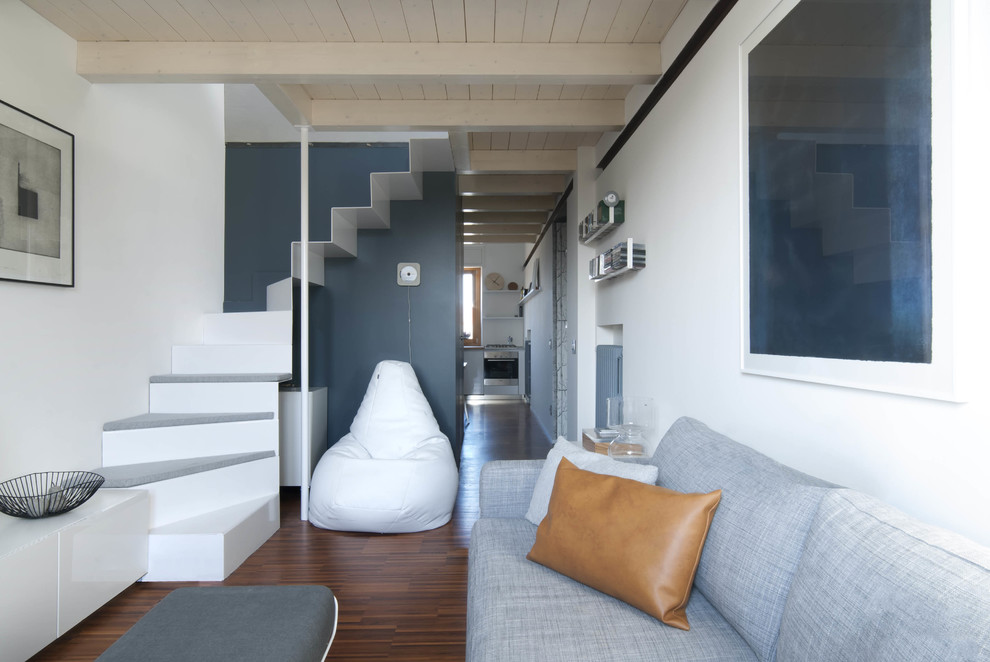 Свежая идея для дизайна: маленькая открытая гостиная комната в современном стиле с белыми стенами и темным паркетным полом для на участке и в саду - отличное фото интерьера