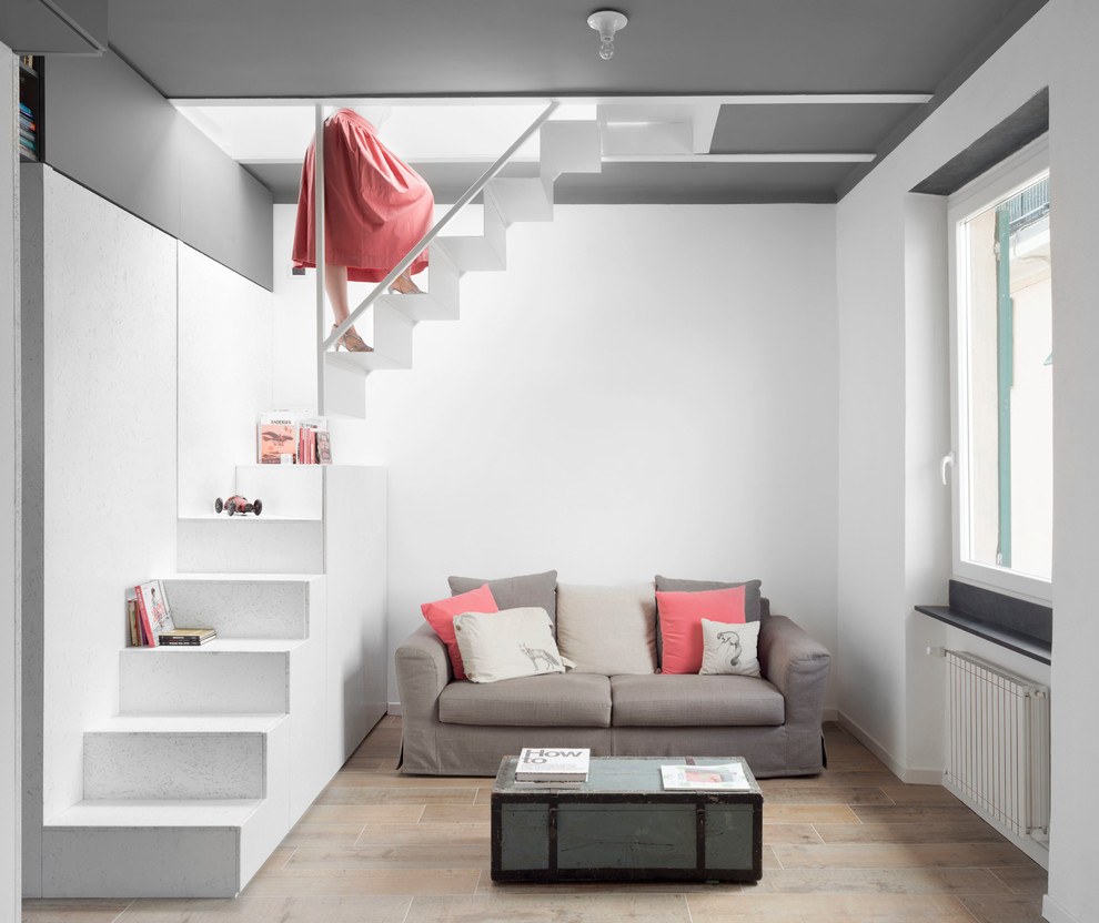 Kleines, Fernseherloses, Offenes Skandinavisches Wohnzimmer ohne Kamin mit Porzellan-Bodenfliesen und weißer Wandfarbe in Sonstige
