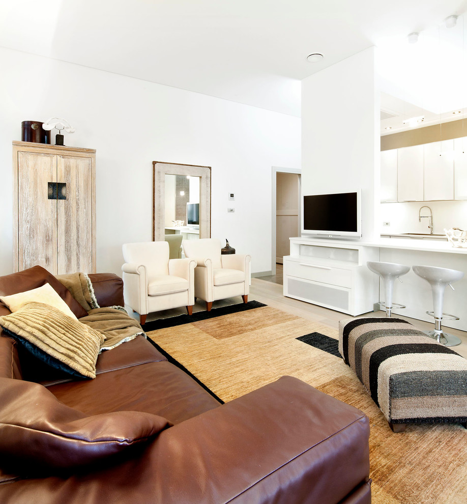 Ispirazione per un soggiorno minimalista di medie dimensioni e aperto con pareti bianche e parquet chiaro