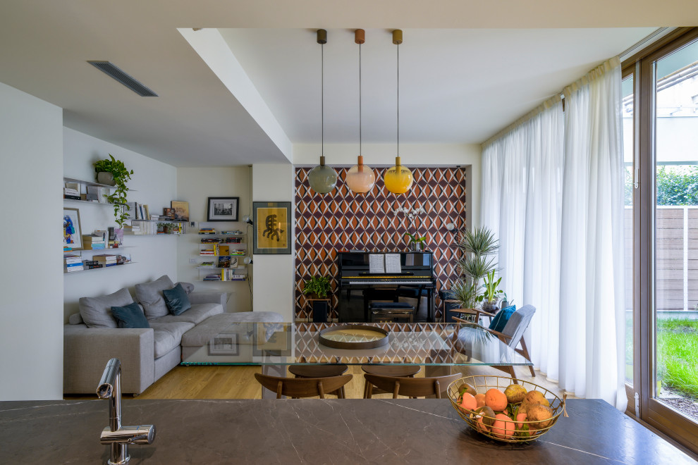 Idee per un piccolo soggiorno design aperto con pareti multicolore, pavimento in legno massello medio e pavimento marrone