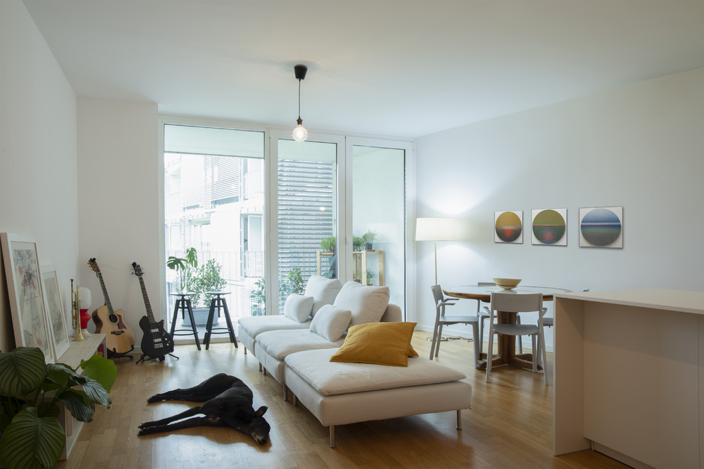 Foto di un grande soggiorno scandinavo con pareti bianche, parquet chiaro e pavimento beige