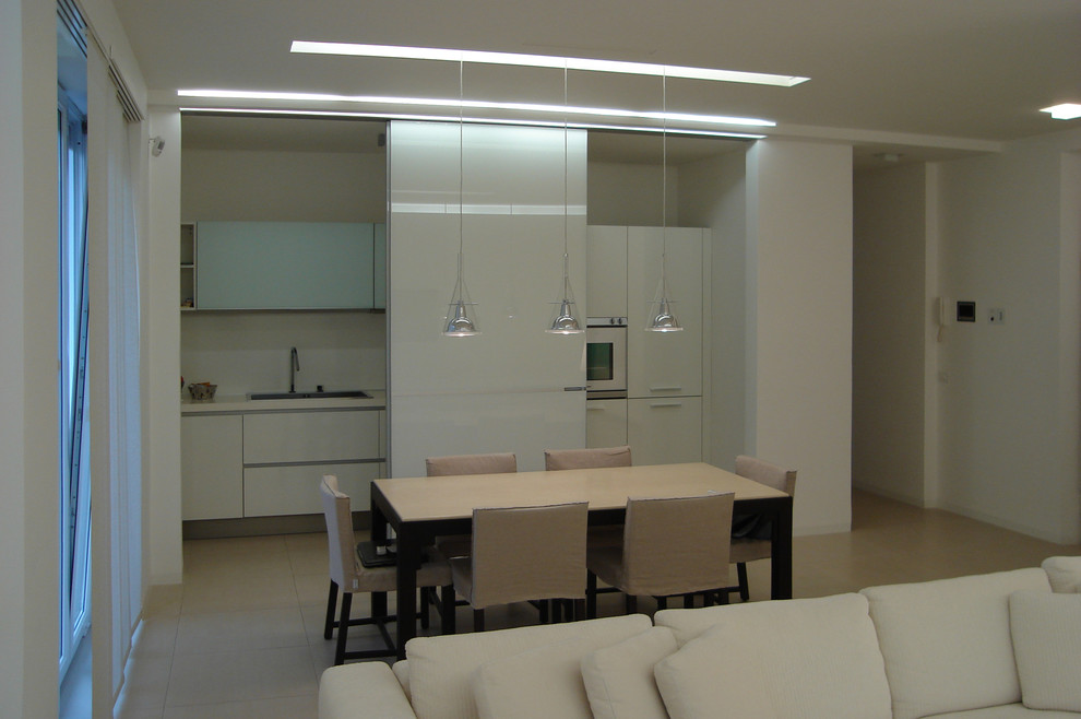 Пример оригинального дизайна: гостиная комната среднего размера в стиле модернизм с полом из керамогранита