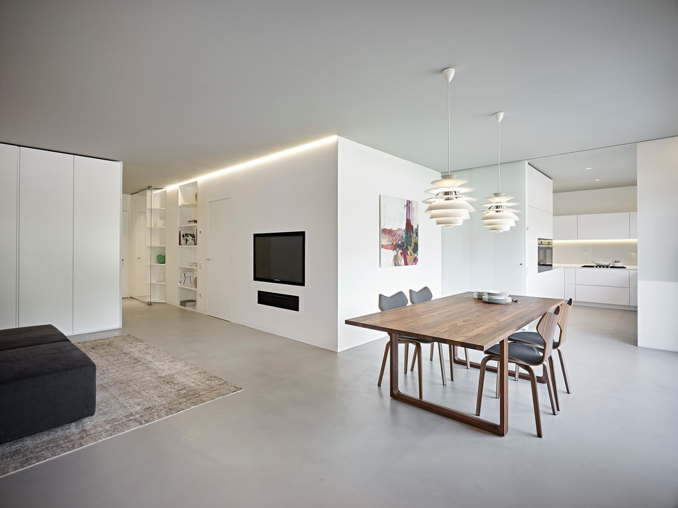 Cette image montre un salon design ouvert avec un mur blanc et un téléviseur fixé au mur.