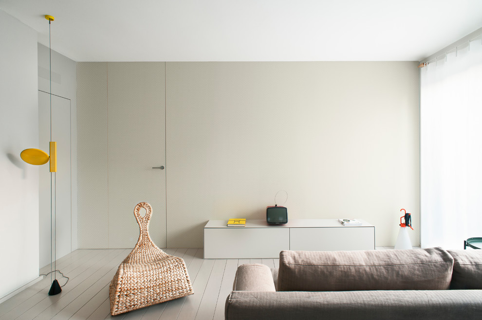 Стильный дизайн: гостиная комната в современном стиле с серыми стенами, деревянным полом и серым полом - последний тренд