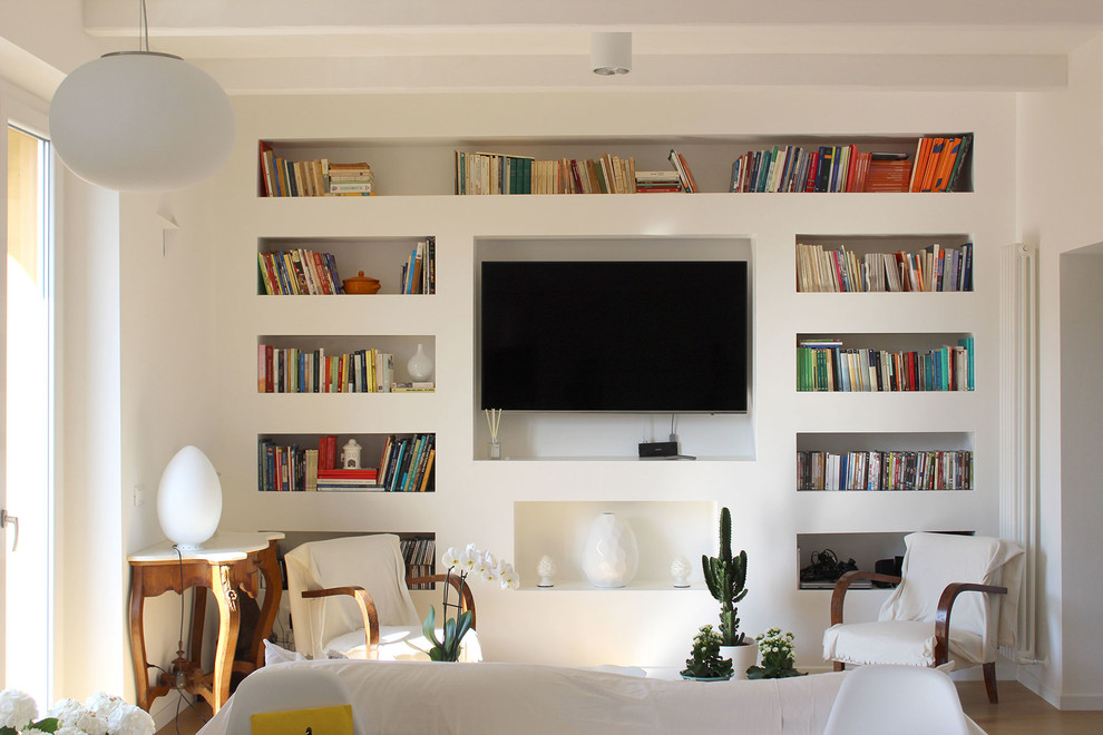 Foto di un grande soggiorno moderno aperto con libreria, pareti bianche, pavimento in legno verniciato, TV a parete e pavimento beige