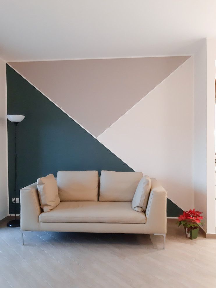 Idee per un soggiorno minimal di medie dimensioni e aperto con pareti multicolore, pavimento in gres porcellanato, porta TV ad angolo e pavimento beige