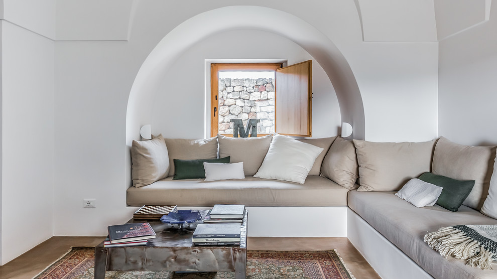 Immagine di un soggiorno mediterraneo con pareti bianche, nessun camino, nessuna TV e tappeto