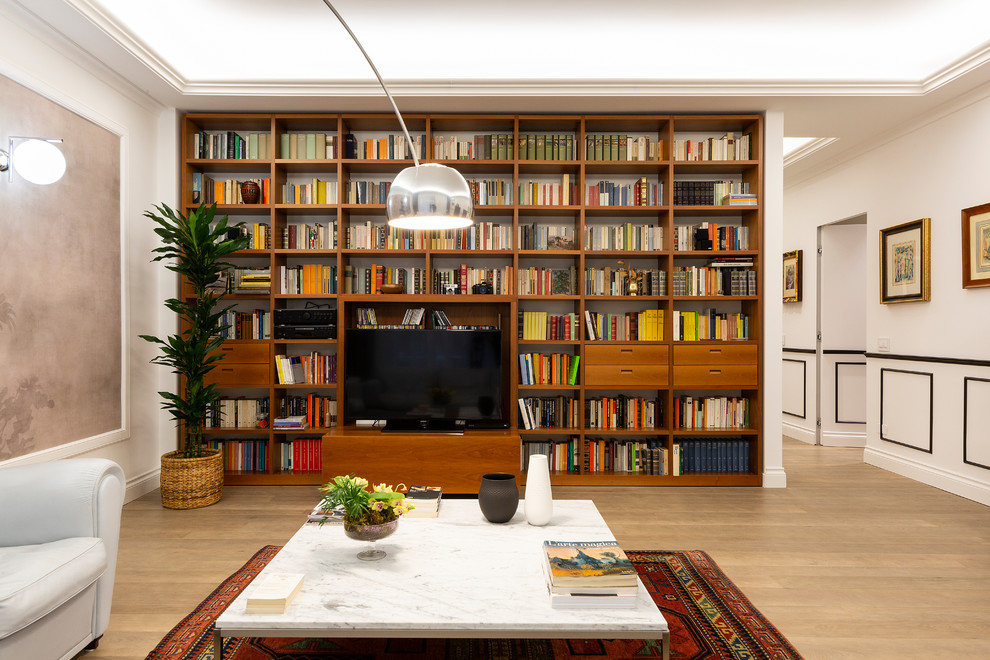 Ispirazione per un soggiorno classico con pareti bianche, parquet chiaro, TV autoportante e pavimento beige