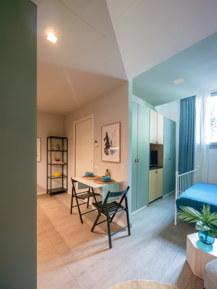 Esempio di un piccolo soggiorno contemporaneo aperto con pareti multicolore, pavimento in gres porcellanato, parete attrezzata e pavimento beige
