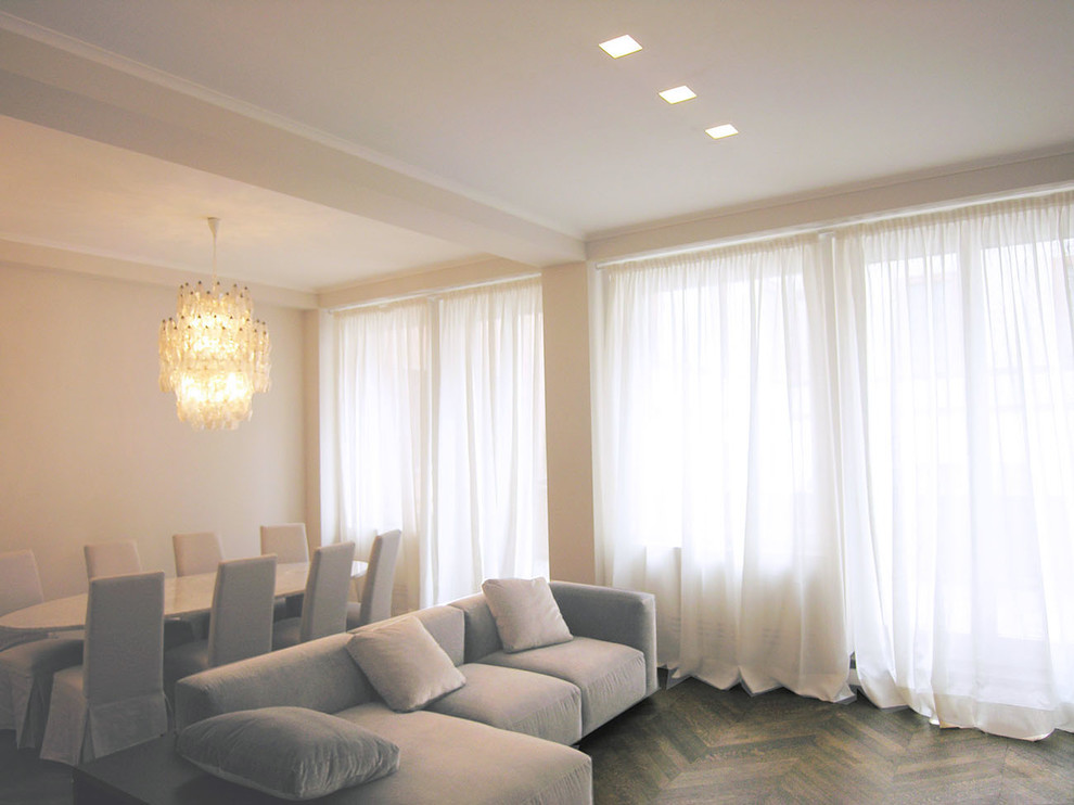 Idee per un grande soggiorno design aperto con pareti beige e parquet scuro