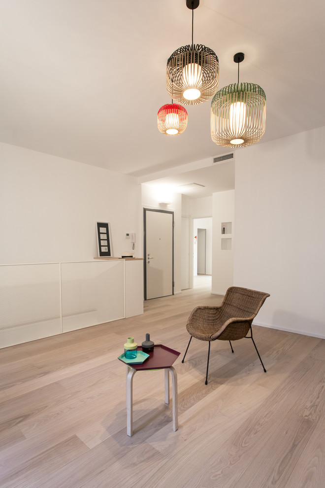 Immagine di un ampio soggiorno scandinavo aperto con pareti bianche e parquet chiaro
