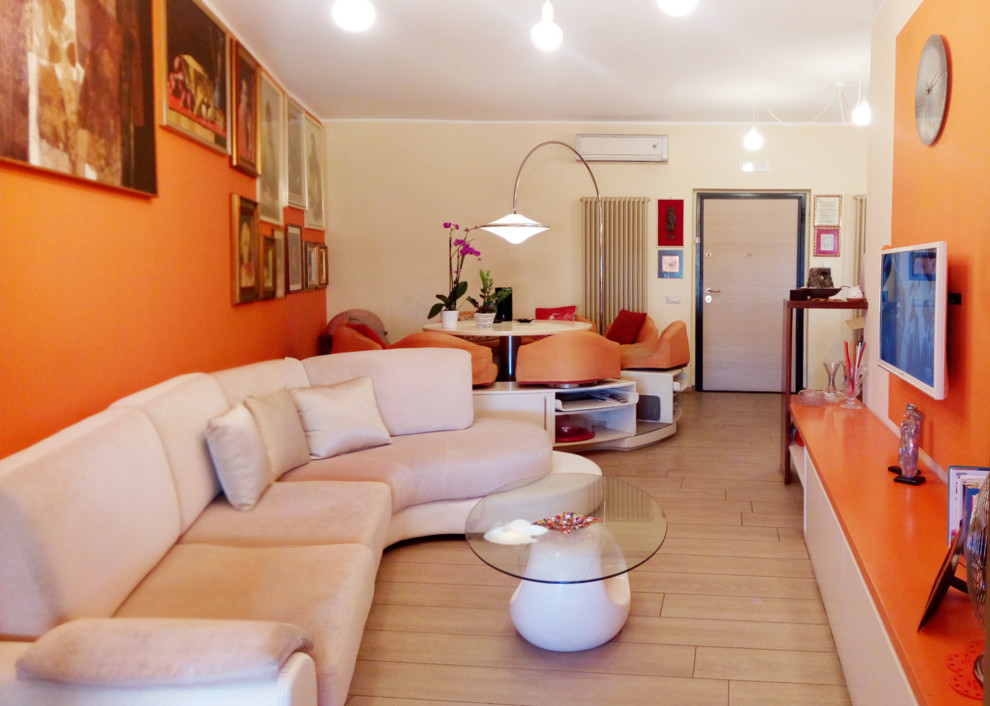 Foto på ett stort eklektiskt allrum med öppen planlösning, med orange väggar, klinkergolv i porslin, en väggmonterad TV och beiget golv