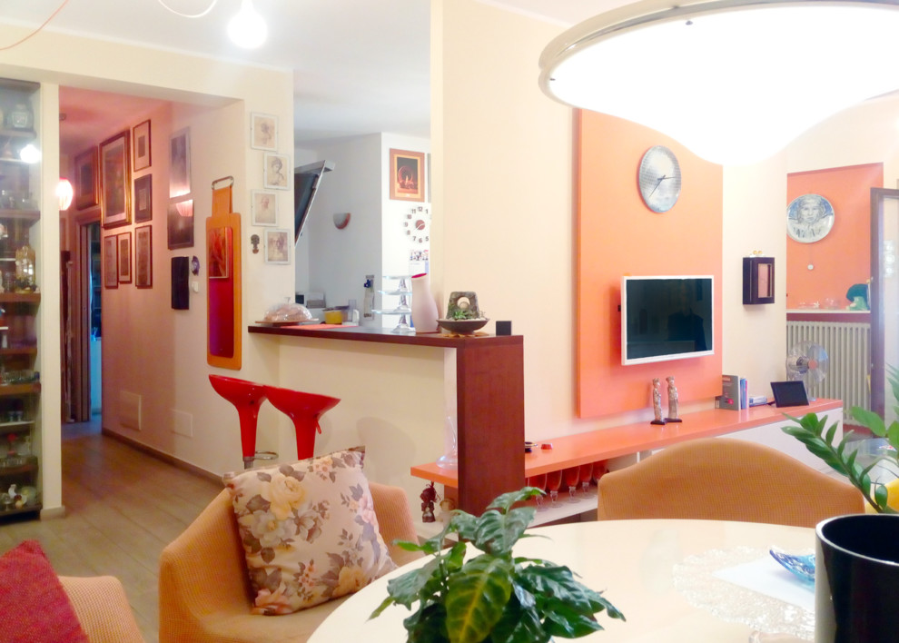Imagen de salón abierto ecléctico grande sin chimenea con parades naranjas, suelo de baldosas de porcelana, televisor colgado en la pared y suelo beige