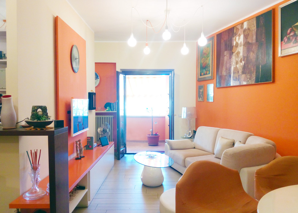 Идея дизайна: большая открытая гостиная комната в стиле фьюжн с оранжевыми стенами, полом из керамогранита, телевизором на стене и бежевым полом без камина