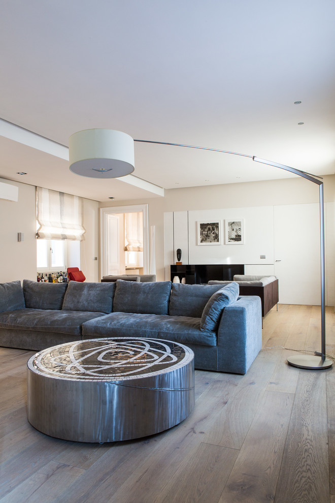 Immagine di un soggiorno minimal con pavimento in legno verniciato