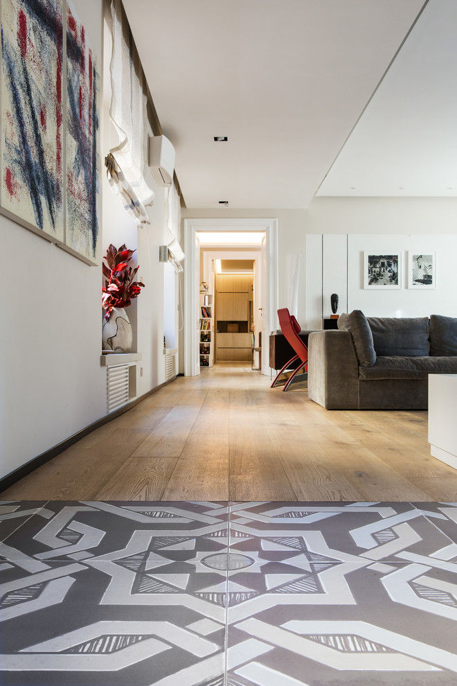 Свежая идея для дизайна: гостиная комната в современном стиле с деревянным полом - отличное фото интерьера