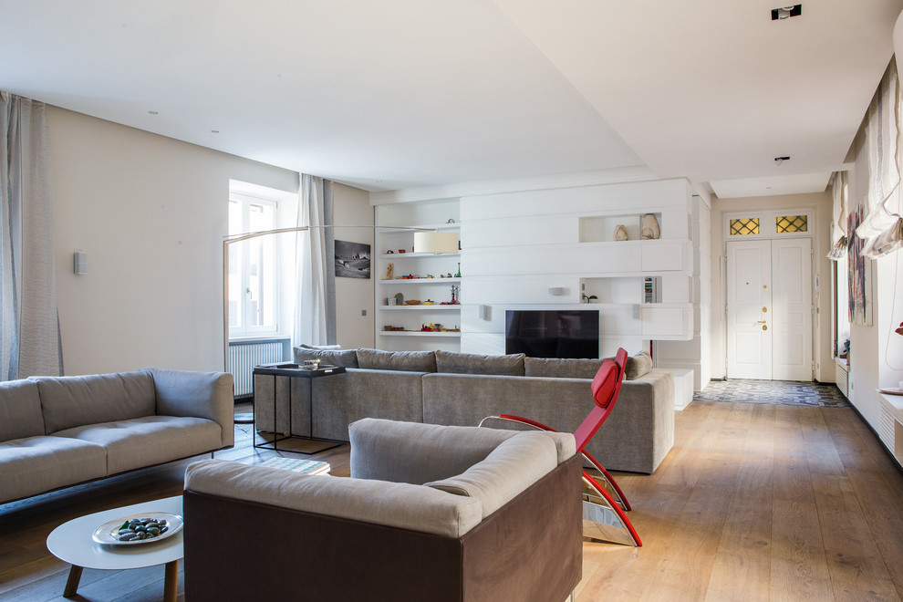Immagine di un soggiorno minimal con pavimento in legno verniciato
