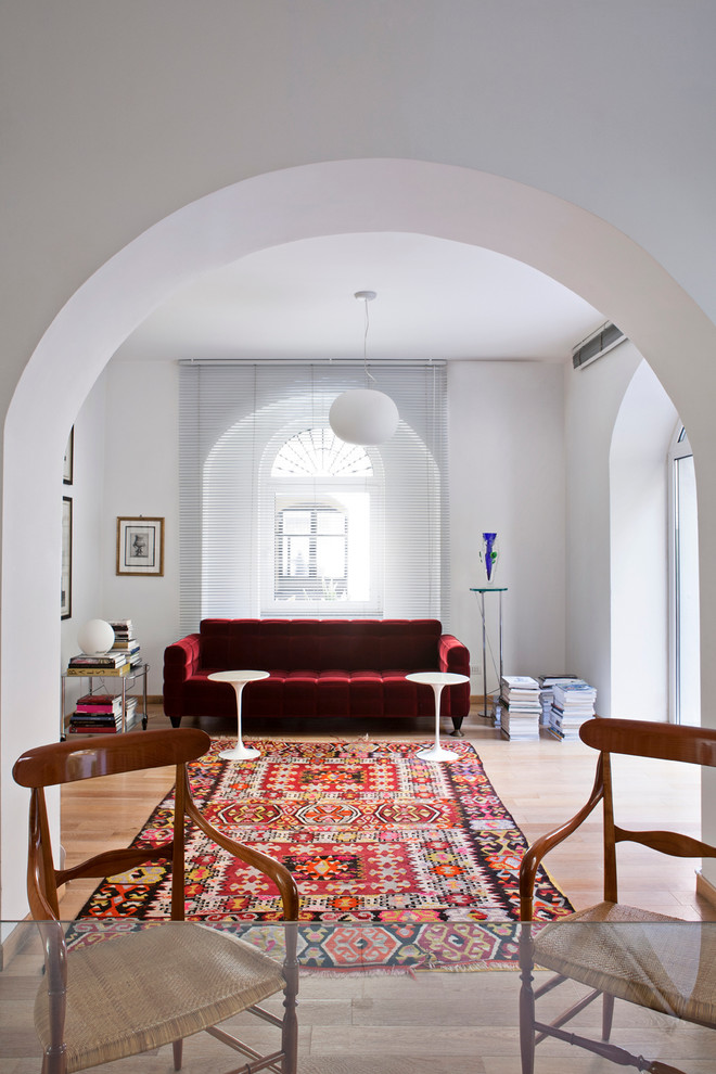 Diseño de salón para visitas actual con paredes blancas y suelo de madera clara