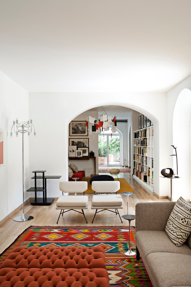 Пример оригинального дизайна: открытая гостиная комната в современном стиле с белыми стенами и светлым паркетным полом