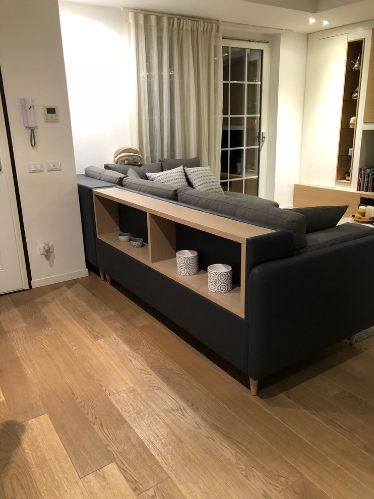 Inspiration for a modern living room remodel in Milan