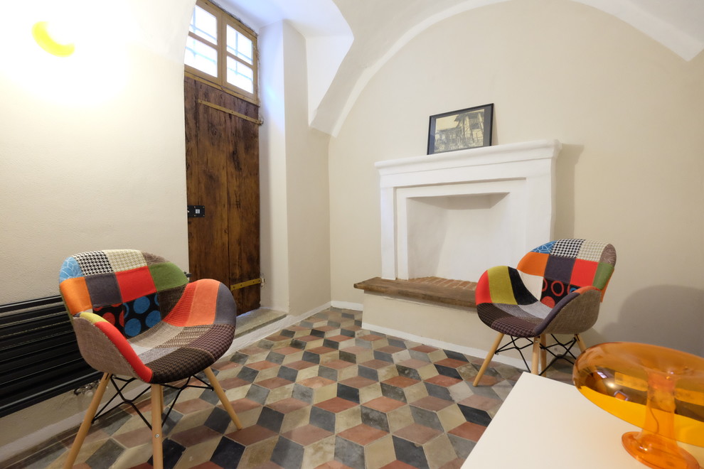 Immagine di un soggiorno design con pavimento in gres porcellanato, camino classico, cornice del camino in intonaco e pavimento beige