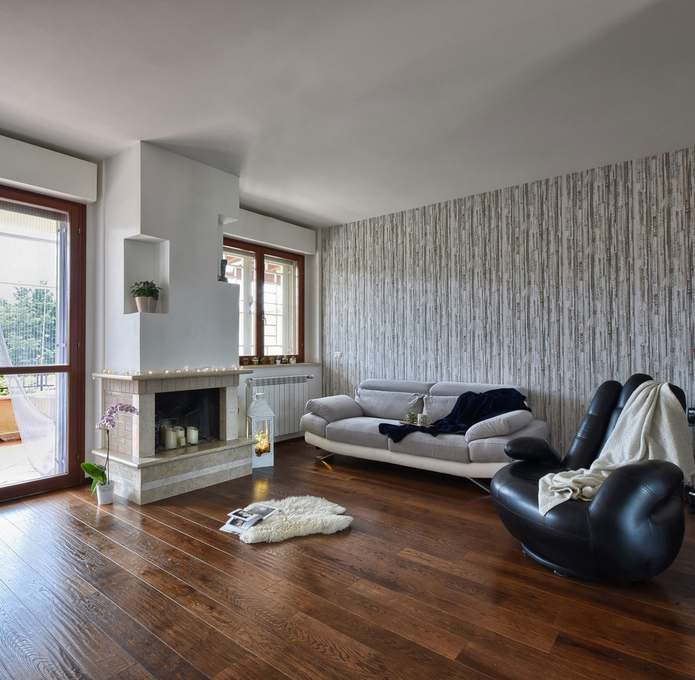 Ispirazione per un soggiorno minimalista di medie dimensioni e aperto con pareti bianche, parquet scuro, camino classico, cornice del camino in mattoni e pavimento marrone