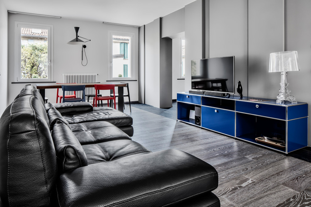 Immagine di un soggiorno minimalista chiuso con pareti grigie, pavimento in legno massello medio e pavimento grigio