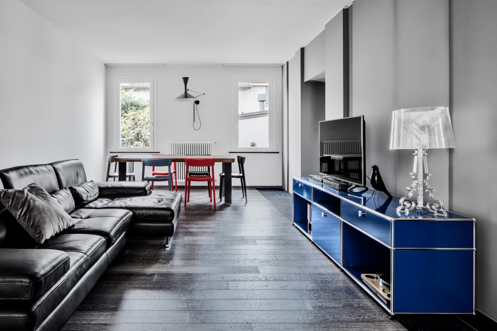 Abgetrenntes Modernes Wohnzimmer mit grauer Wandfarbe, braunem Holzboden und grauem Boden in Sonstige