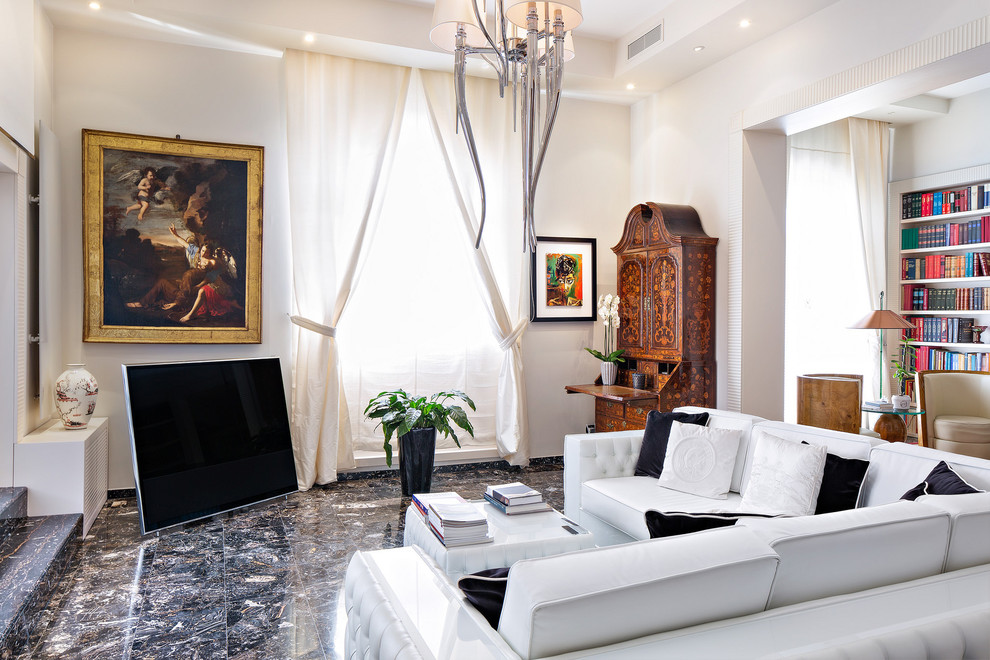 Ispirazione per un soggiorno bohémian aperto e di medie dimensioni con sala formale, pareti bianche, pavimento multicolore e TV autoportante