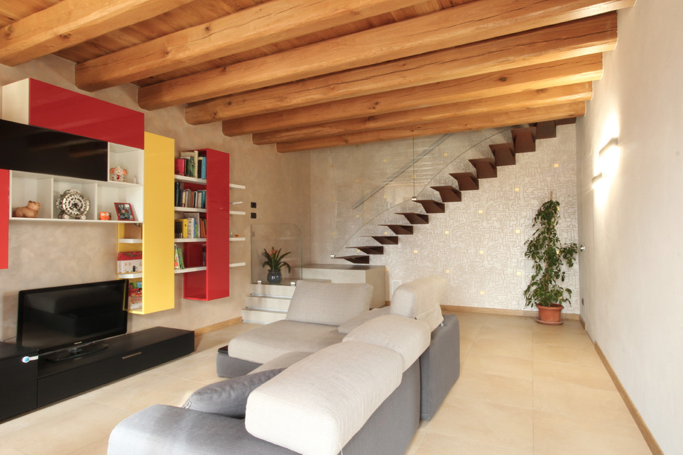 Ispirazione per un grande soggiorno contemporaneo aperto con libreria, pareti beige, pavimento in gres porcellanato, parete attrezzata e pavimento beige