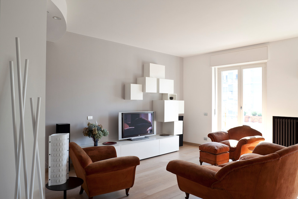 Example of a trendy living room design in Milan