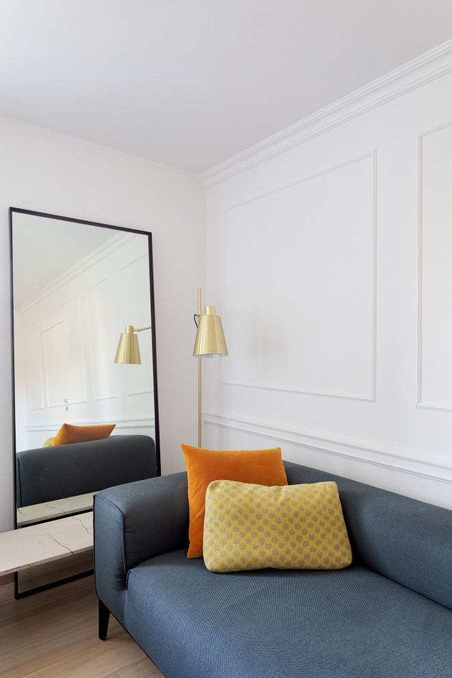 На фото: маленькая открытая гостиная комната в стиле фьюжн с белыми стенами, светлым паркетным полом и отдельно стоящим телевизором для на участке и в саду