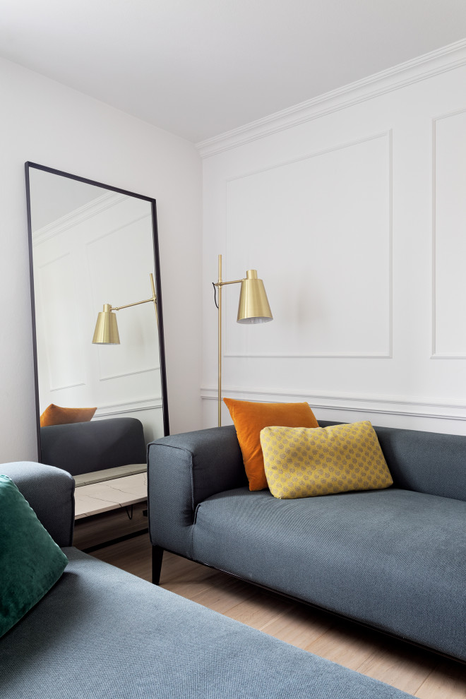 Foto di un piccolo soggiorno eclettico aperto con pareti bianche, parquet chiaro e TV autoportante